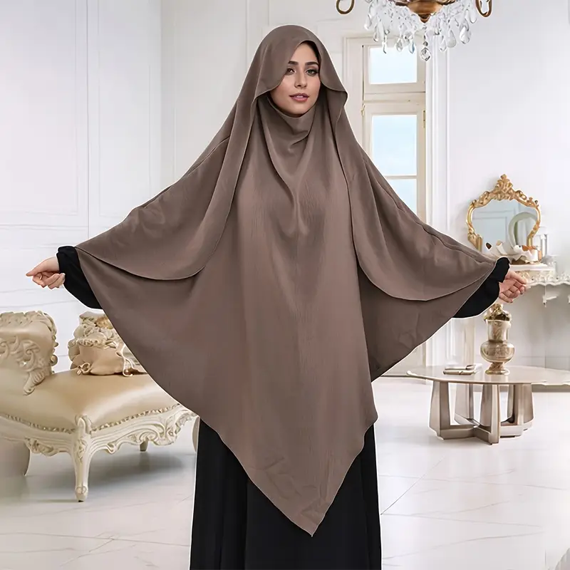 A Simple Muslim Robe And Headscarf Suitable for Daily Commuting During Ramadan.